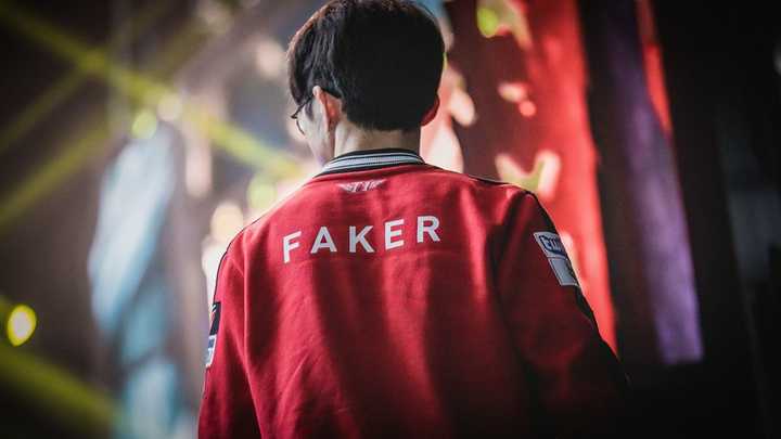 在s5总决赛的宣传片里,一个韩国解说说到像faker这样的超级巨星以后