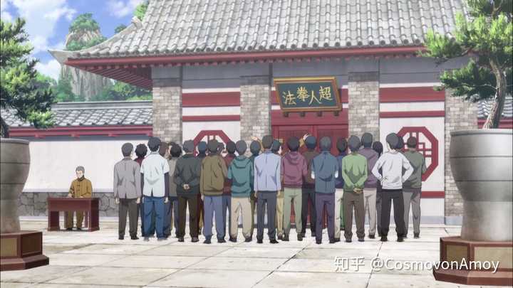 围观群众都是正常人穿着,穿功夫服装的都是超人拳法的工作人员,很明显