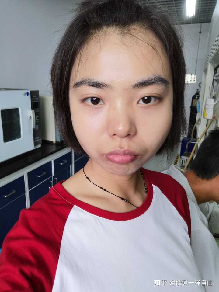 可能是我技术不行,我甚至觉得化了妆不如不化  浓眉大眼的女孩子,或许