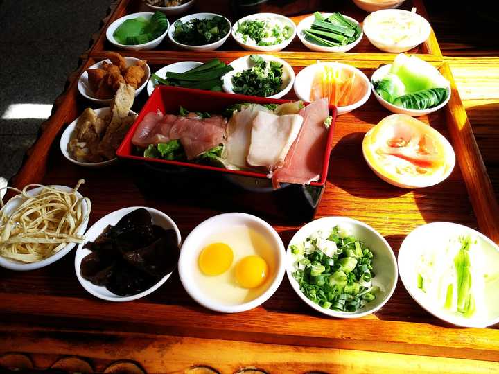 昆明安康路上的一家野生菌过桥米线