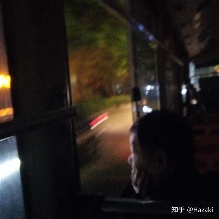 星期五回家的时候坐在公交车上靠窗的位置拍的.