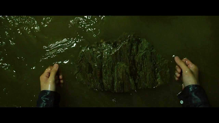 韩国电影《寄生虫》有哪些细思极恐(值得品味)的细节?