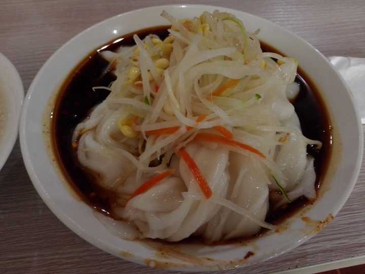 老家陕西汉中市 外地很少能吃到的正宗热面皮和菜豆腐