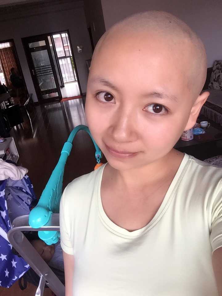 因为讨厌带娃期间长发到处掉,打扫不方便,干脆剃光头的宝妈怒答一下