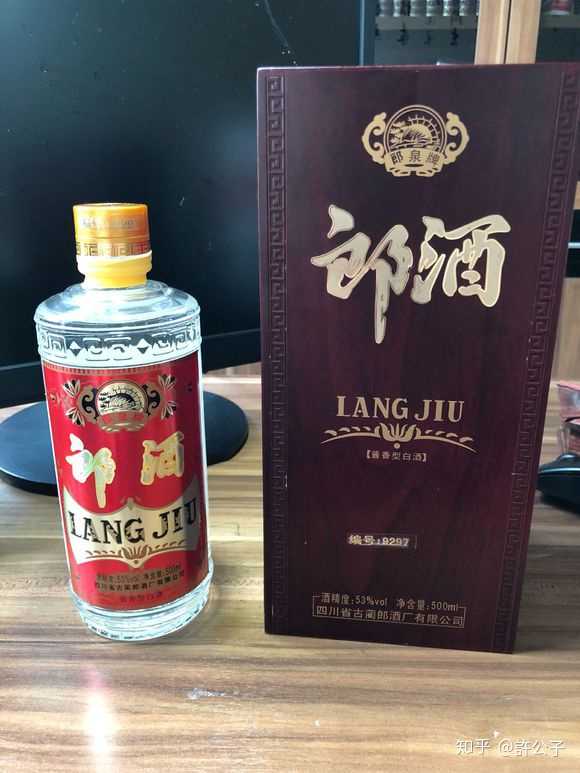 为什么贵州茅台和郎酒都是不透明的瓷瓶装不用玻璃瓶呢?