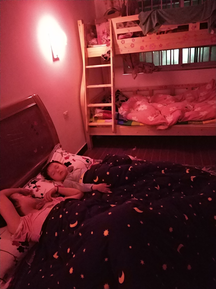 放一张老婆小孩睡觉的图吧,女儿6岁在培养她独自睡觉的习惯,所以老婆
