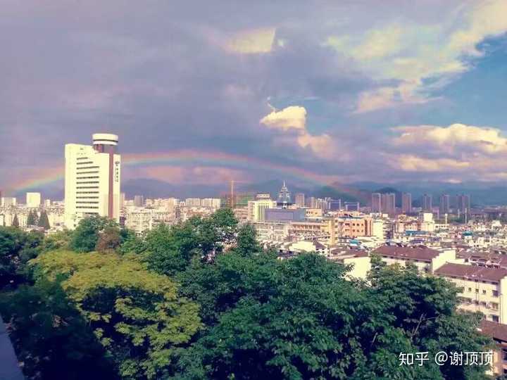 每天傍晚散步时呼吸着新鲜的空气,在新安大桥上随手一拍就是如画风景.