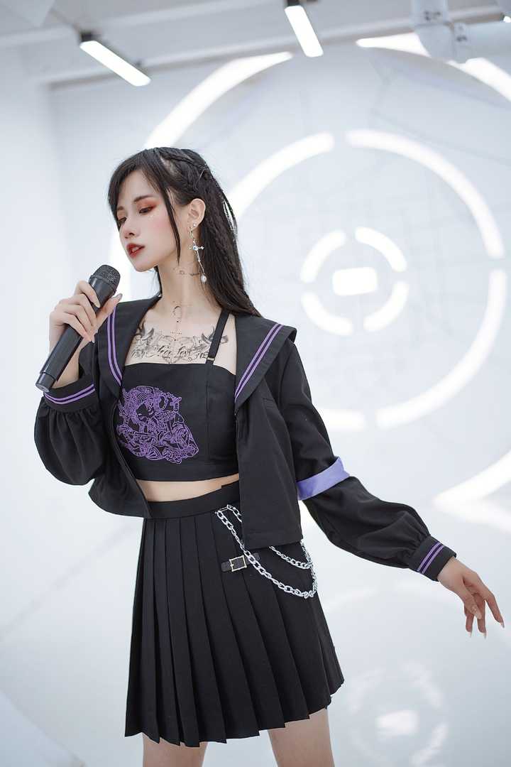 以前走中性路线的女生突然穿软妹风jk制服会不会很奇怪?