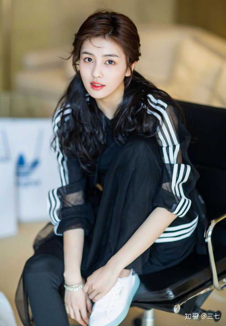 如何评价白鹿的长相?