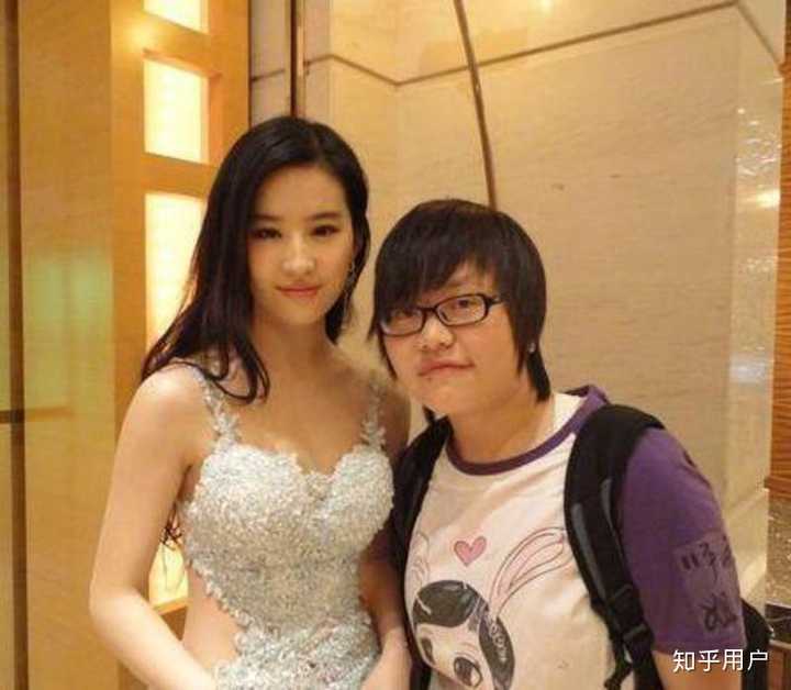 刘亦菲的合影好像真不少. 谁叫她"老少咸宜"