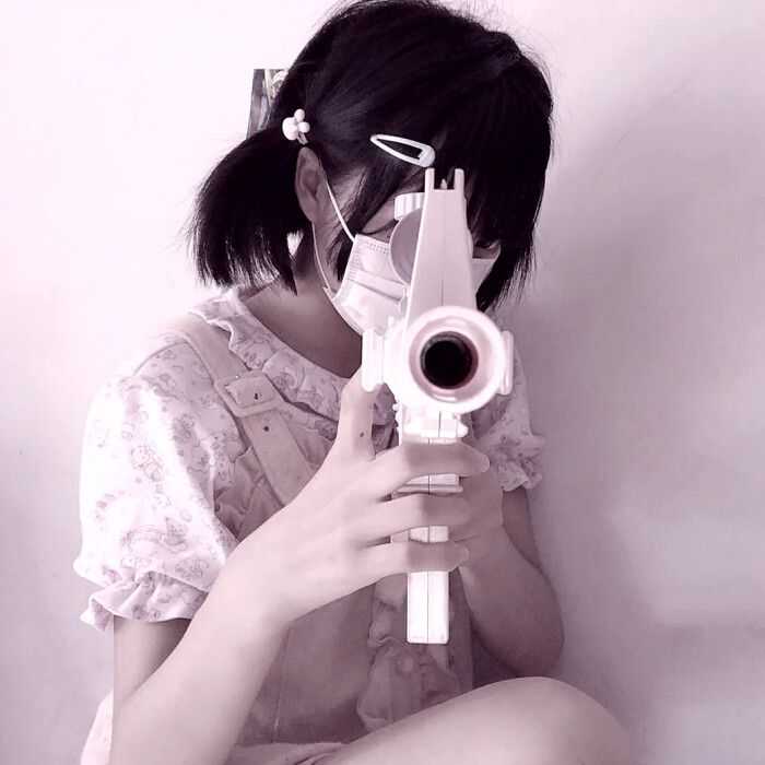 请问有哪位仙女有带枪的头像么最好是美女和枪.