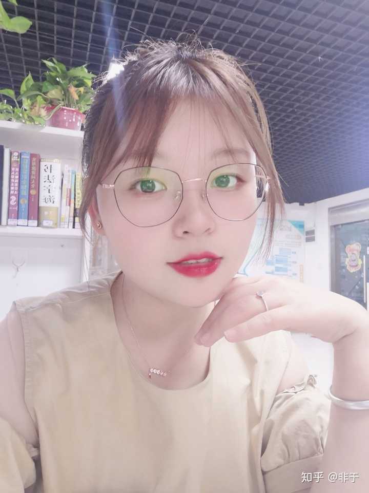 有戴眼镜留刘海还长得很好看的女孩子吗?