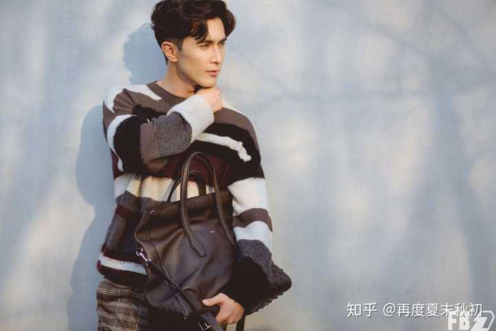 本来就是混血颜,眼窝深,眉骨高.