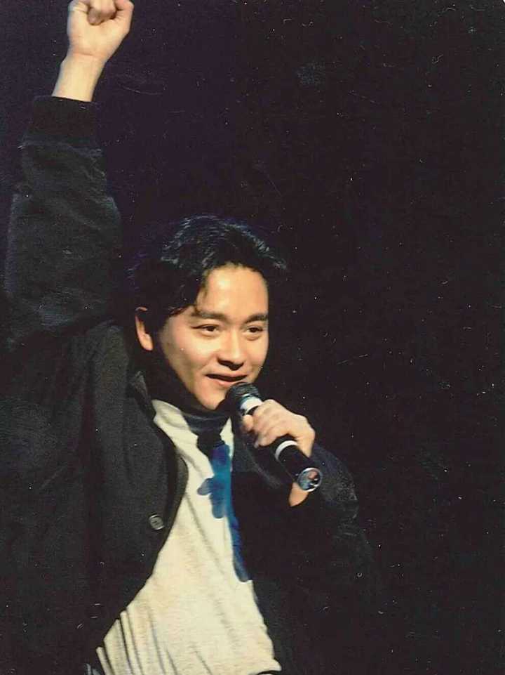 为什么张国荣二十年前的穿搭今天来看依旧不过时?