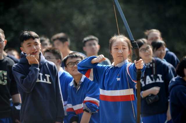 我们不是盗版啊 我们学校就是耶鲁大学的校友创办的 雅礼的校服让人