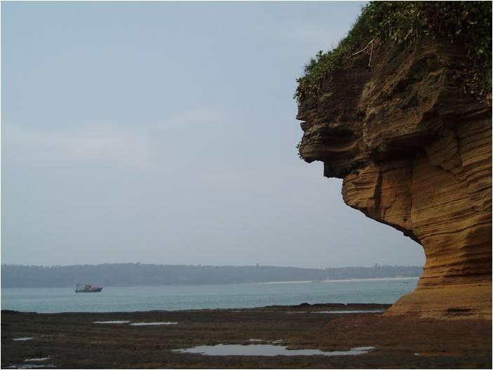 海浪对陆地的侵蚀在地质学上叫海蚀作用,可以形成多种不同的地貌,如