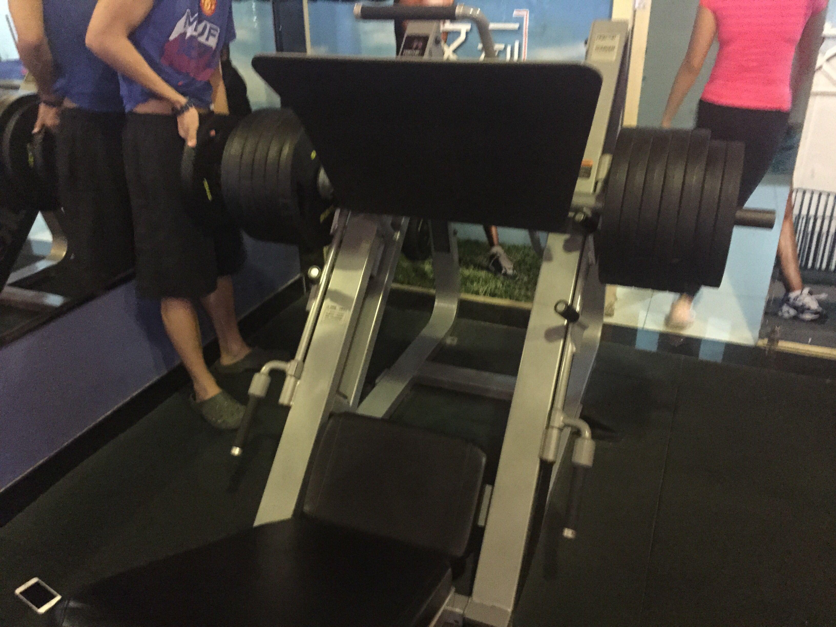 为什么在健身房里面深蹲的人少,练腿的人少?