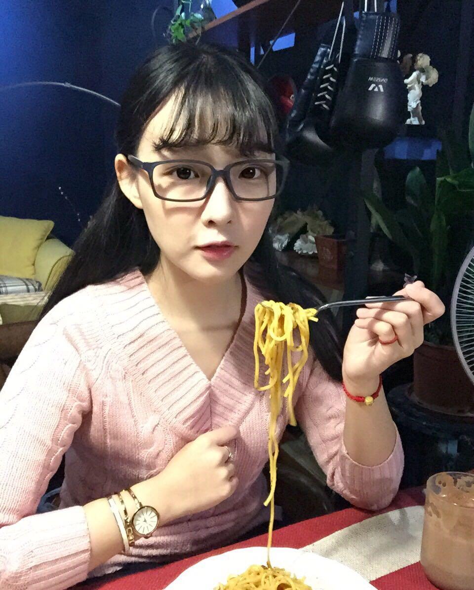 戴眼镜自拍的美女图片-有风景美女戴眼镜图片-戴眼镜的女生好漂亮(31p