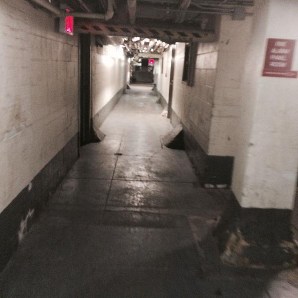 地下室的洗衣房很像恐怖逃生游戏地图