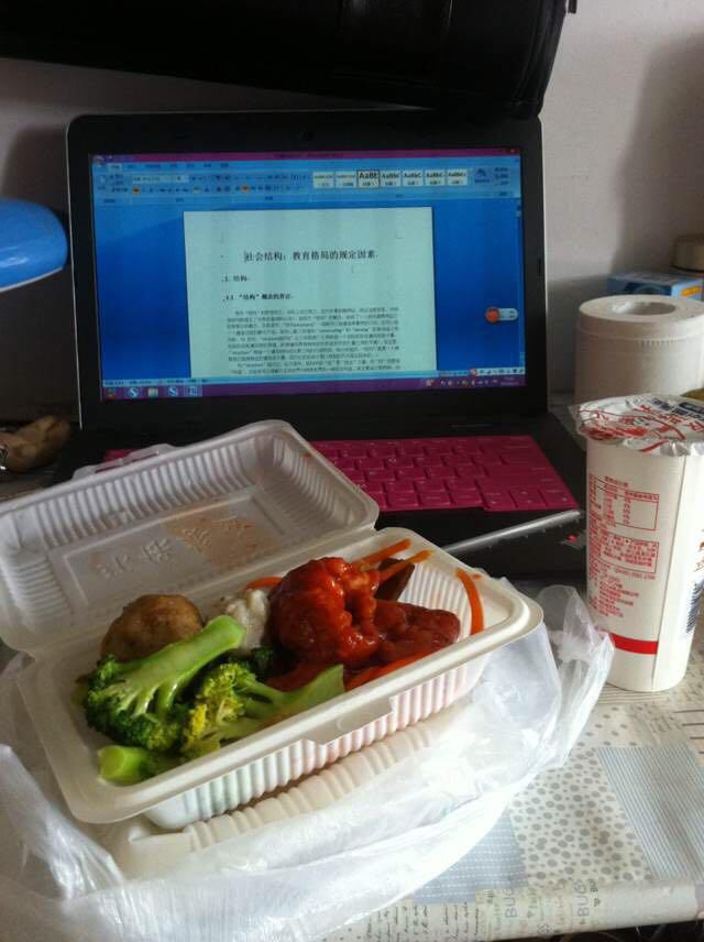 如何评价有些大学老师上课异常严格? - 何大妞