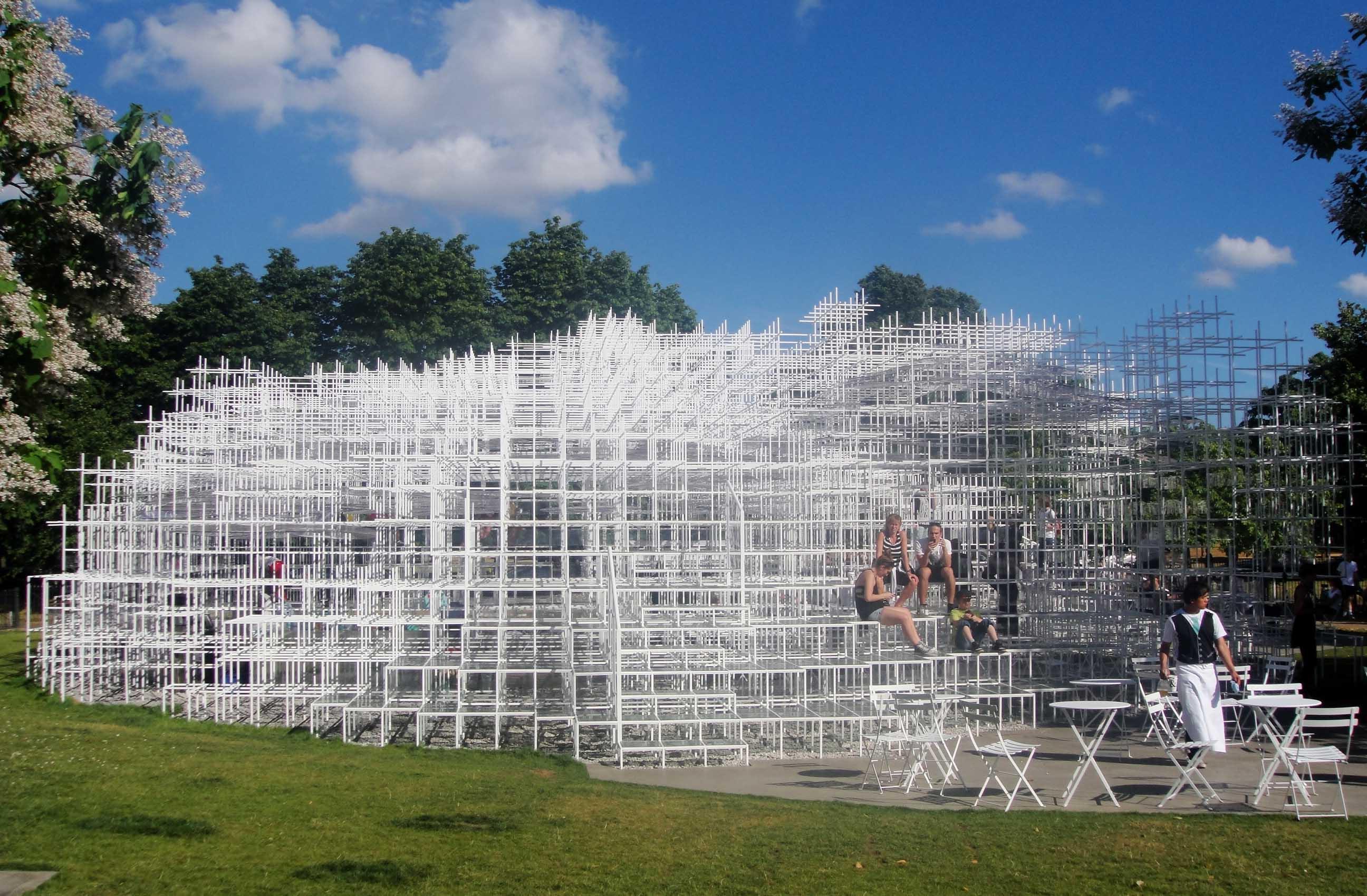 第一次知道藤本壮介的时候是2005年,世界建筑上用一个指甲盖大小的