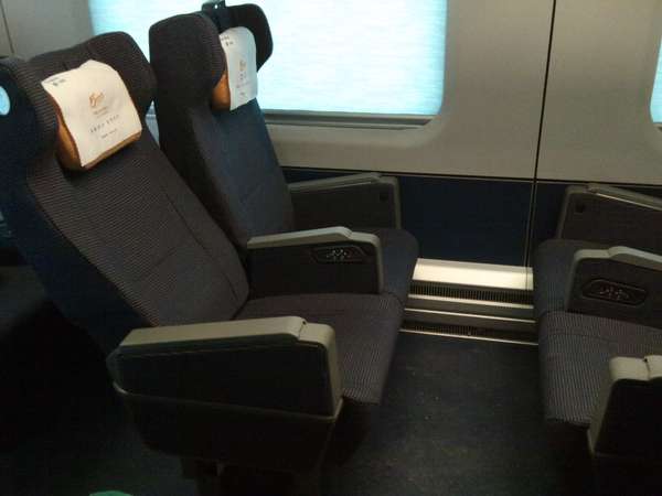 其座椅较其他型号动车组列车窄了很多,座椅密度极高(早期 crh5a 二等
