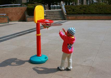 为什么篮球框不设定到普通人可以扣篮的高度,