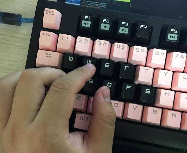 适合在校it男敲代码用的键盘.什么都不懂但想送他键盘