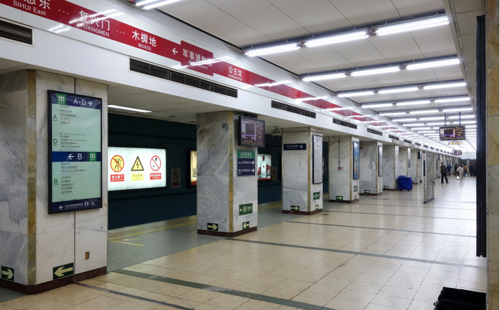 北京地铁1号线和,由于开通时间过早,导致无法安装全封闭式屏蔽门,而