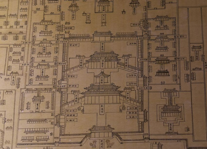 前朝三殿,内廷三殿间可能还有穿堂,再加上斜廊,这两个组群内所有建筑