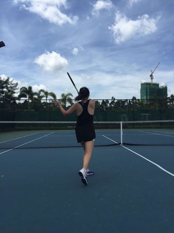 为什么女生的网球裙有很多漂亮款式可选但羽毛球装就那么low呢