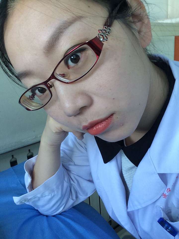 戴眼镜的姑娘们都化眼影吗?