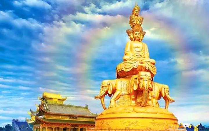 再就是峨眉山的普贤菩萨道场,尤其是金顶塑有知名的普贤菩萨相.