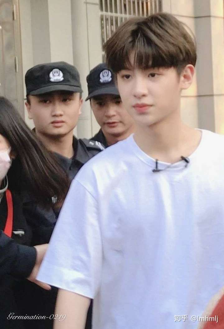 黄明昊丁程鑫为什么同岁但是看起来差别很大?