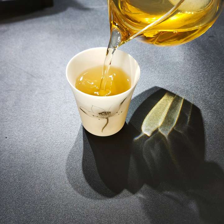 一个爱茶的小白 @维信 vx137b 普洱茶的茶汤颜色是茶叶加工质量及茶