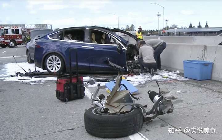 广东韶关一特斯拉追尾货车,警方通报特斯拉驾驶人当场死亡,事故原因