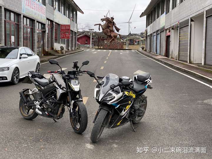 春风250nk和250sr那个更适合男新手