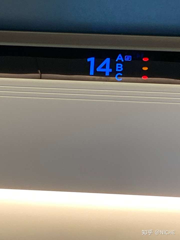高铁上有的座位有三条斜线的标识,是什么意思?