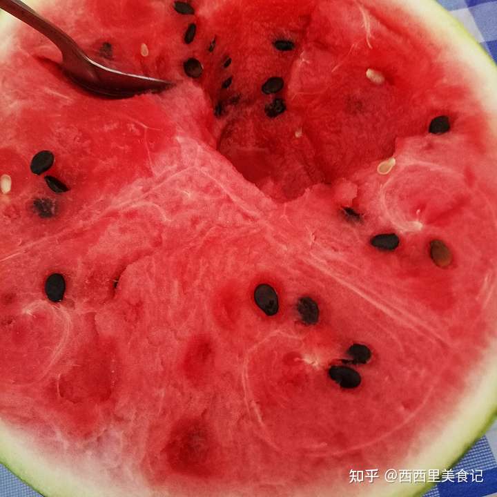 确实,夏天抱着半个从冰箱里刚拿出来的西瓜,用勺子挖着吃,是很多人