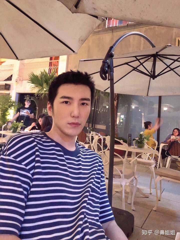 每次拍照只能侧着拍,有什么发型可以让鼻头看起来变小?