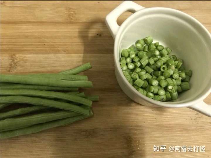 买长豆角,豆子小一点的那种,洗净小切丁,切的小一点方便炒熟.