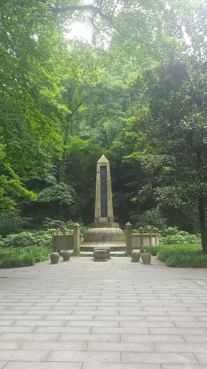 【岳麓山】 第一个是长沙的岳麓山,湖南知名"乱坟岗",漫山遍野都是坟