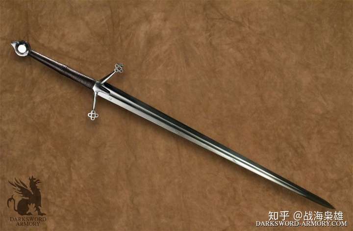 手半剑(hand and half sword)是指能单手使用也可以双手使用的剑,一般