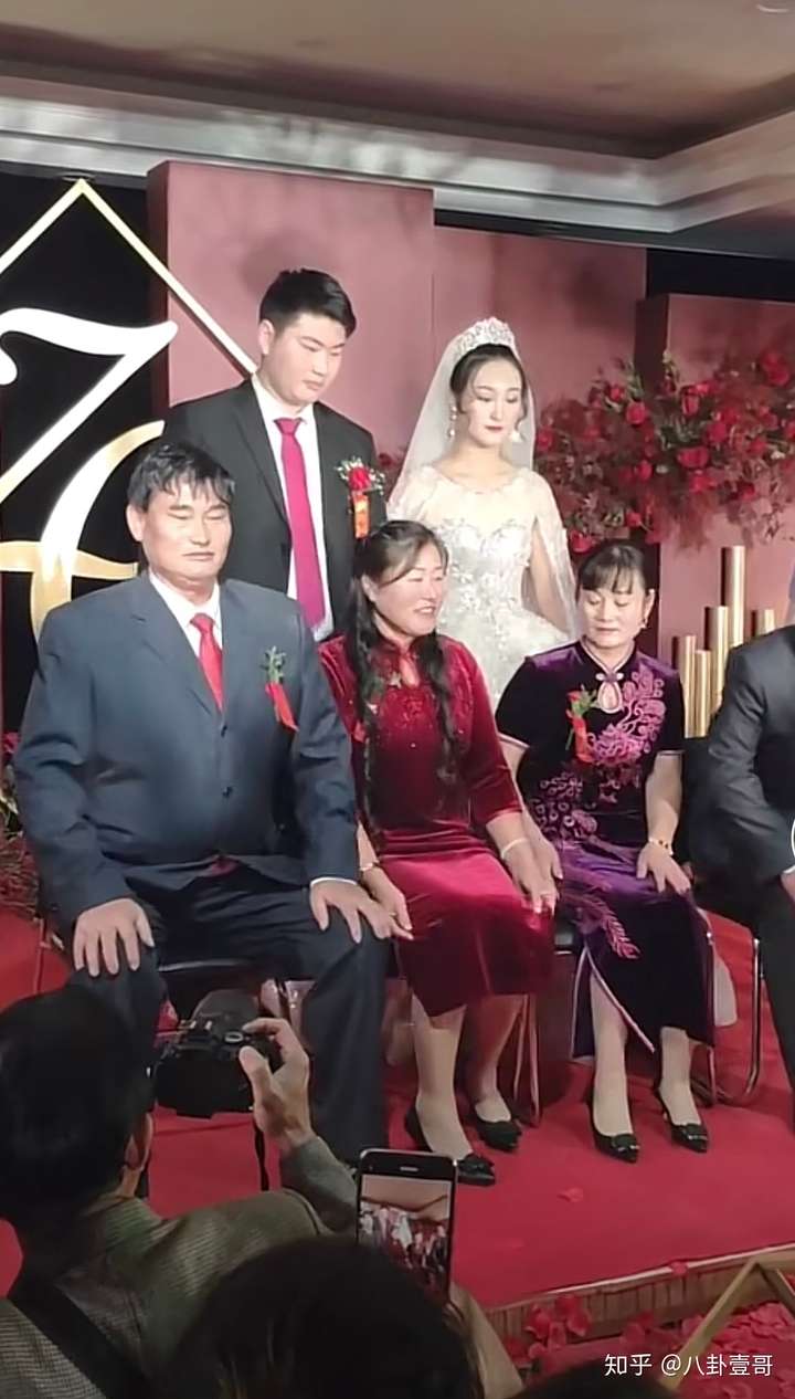 大衣哥朱之文儿子结婚!儿媳妇漂亮伶俐,8辆豪车接亲现场奢华