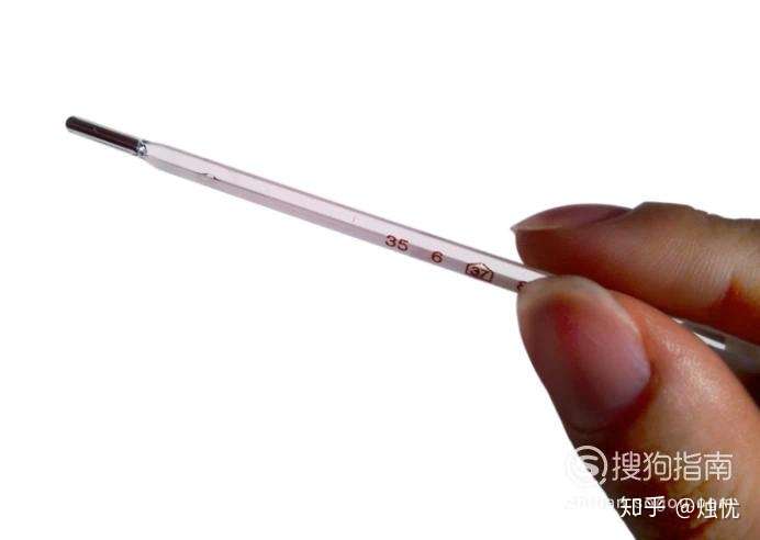水银体温计置於腋下夹紧,注意水银需在腋窝中间