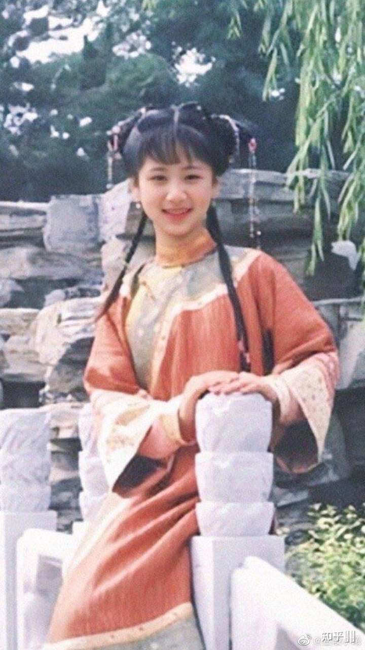 这是她小时候的照片,那些再借整容来黑她的人真的是洗脑表情包和营销