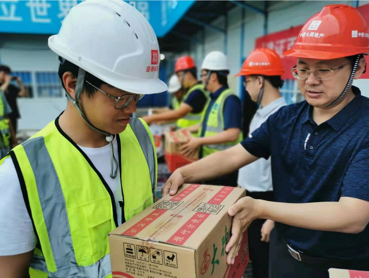 中建七局地产集团郑州市自贸区分公司开展夏日"送清凉"活动