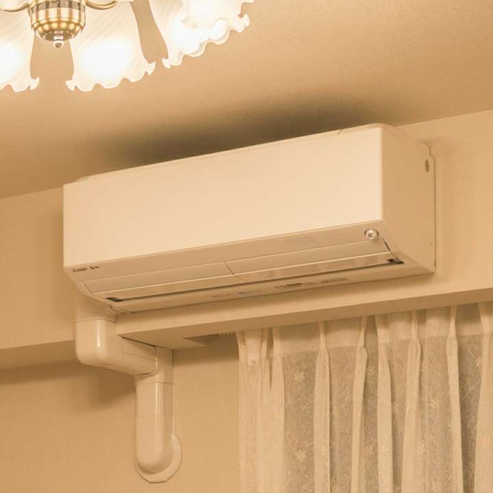 房间墙上暴露的空调管有什么好办法能遮挡或改造一下?