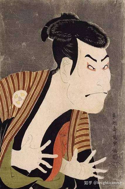 日本人物,两只手掌的手指都指向右边,请问这个画中的人物是谁?