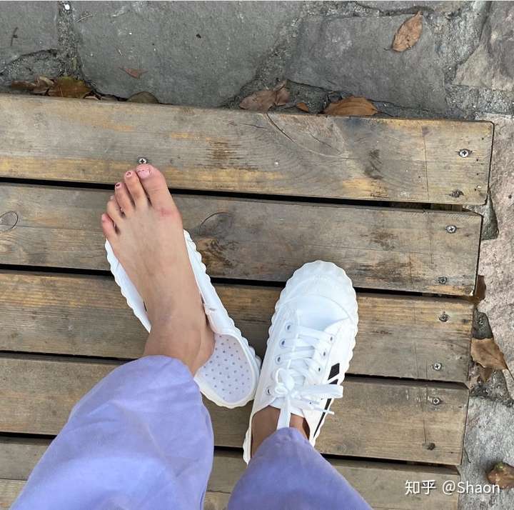 夏天很多女生光脚穿运动鞋,不会臭脚吗?
